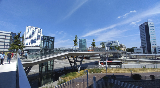 904417 Gezicht op de Moreelsebrug over het spoorwegemplacement te Utrecht, met op de voorgrond de Rabostraat.